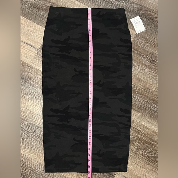 Sanctuary Black Camo Skirt XS - Picture 2 of 5